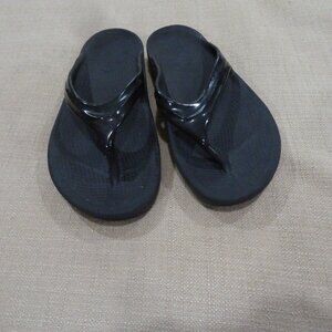 Oofos black flip flops black patent women's size 7 W or 38